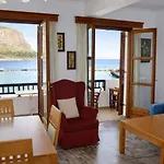 Matroni's House - Seafront Getaway In Апартаменты