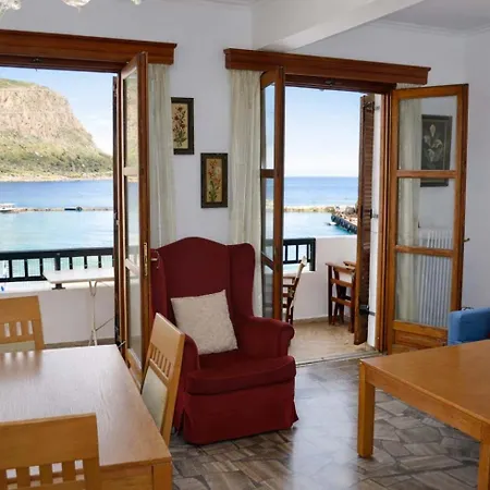 Matroni's House - Seafront Getaway In Appartamento