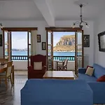 Matroni's House - Seafront Getaway In شقة Monemvasía