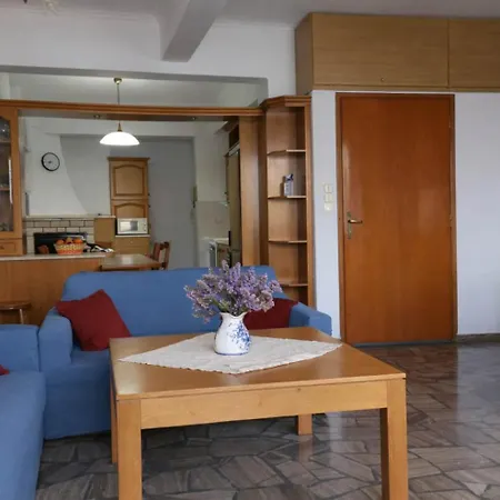 Matroni's House - Seafront Getaway In *