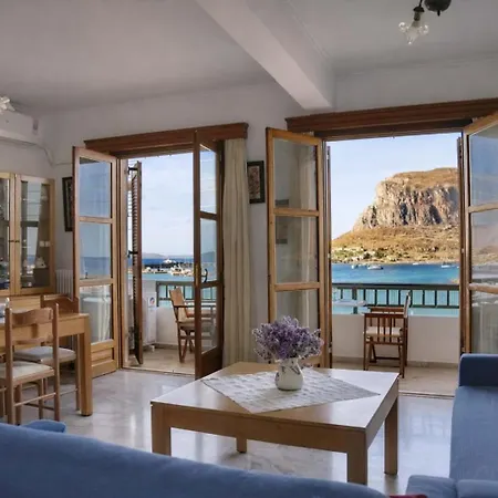 Matroni's House - Seafront Getaway In *