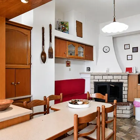 Matroni's House - Seafront Getaway In