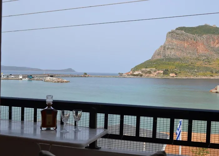 Matroni's House - Seafront Getaway In 莫奈姆瓦夏