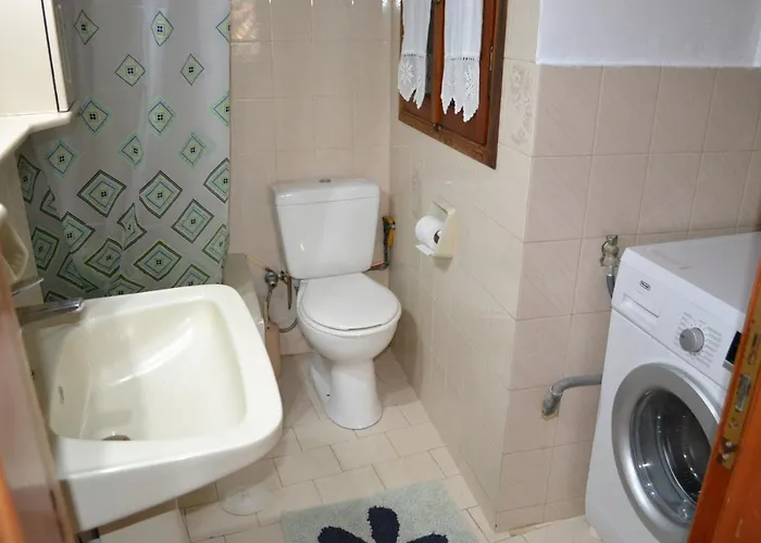 Matroni's House - Seafront Getaway In *