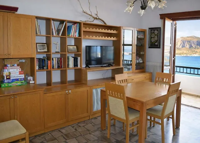 Matroni's House - Seafront Getaway In *